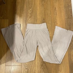 Abercrombie and Fitch cream flowy, ribbed pant